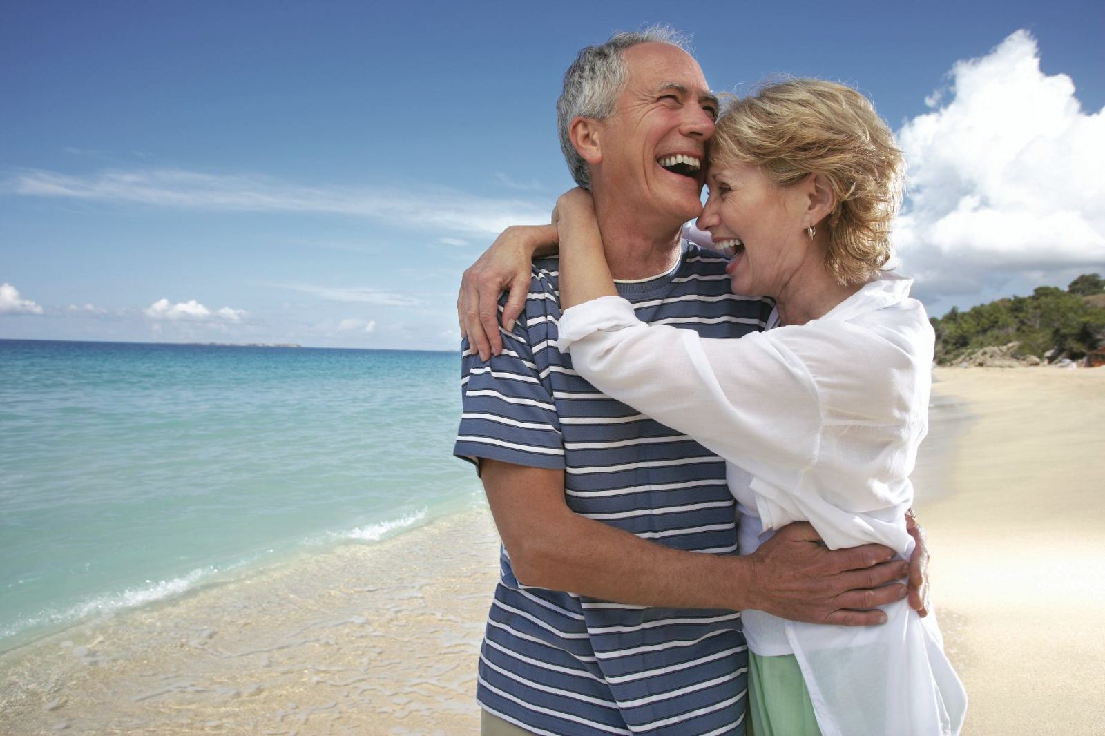 Толстая старая пара. Счастливые пенсионеры. Пожилые люди на берегу моря. Счастливые пенсионеры на море. Пожилая пара на море.